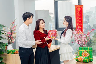 Ngày Tết ăn uống tiếp khách thế nào để tránh nóng trong người?