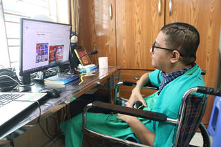 Chàng trai liệt tứ chi và hành trình tìm cách ‘đứng lên’ trong cuộc sống