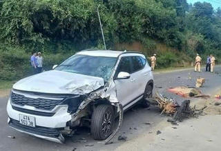 Đắk Lắk: Xe máy va chạm ô tô, hai người tử vong