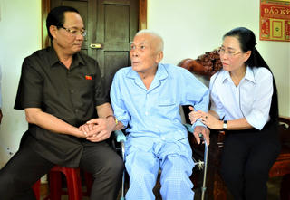 Quảng Ngãi: Thượng tướng Trần Quang Phương thăm, tặng quà cho người có công, gia đình chính sách
