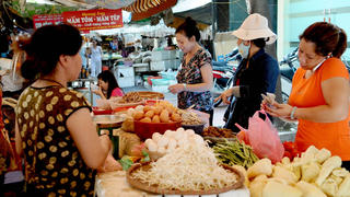 Giá hàng hóa vẫn neo cao