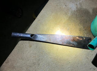 Chồng vác dao chém vợ dã man rồi bỏ trốn trong đêm