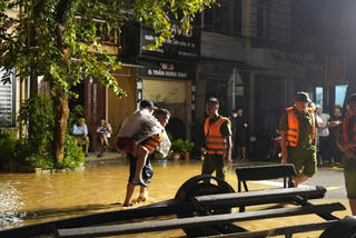 Yên Bái: Nước dâng cao, hơn 500 công an 'trắng đêm' di dời dân và tài sản