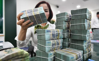 Lãi suất tiết kiệm giảm sâu, nhiều ngân hàng 'ngược dòng' thu hút khách hàng lớn