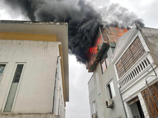 Nhà 5 tầng ở Hà Nội bốc cháy ngùn ngụt