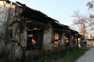 Sống 'treo' bên di tích