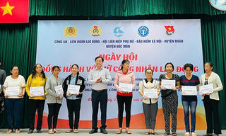 Tặng thẻ bảo hiểm y tế cho lao động nữ có hoàn cảnh khó khăn