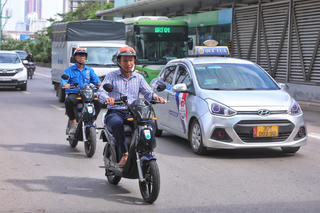 Thí điểm xe điện 2 bánh kết nối phương tiện vận tải hành khách công cộng BRT