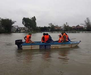 Thừa Thiên - Huế: Dùng cano đưa người phụ nữ đi cấp cứu giữa lúc mưa lũ