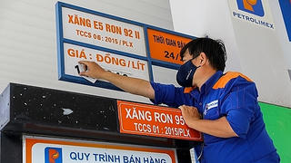 Giá xăng E5 RON 92 giảm nhẹ, RON 95 tăng nhẹ từ 15h hôm nay