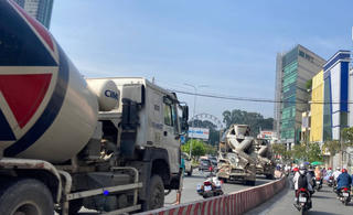 TP.Hồ Chí Minh:  Xe trộn bê tông ngang ngược trong giờ cấm