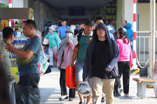 Hà Nội: Người dân đổ ra bến xe về quê dịp nghỉ lễ 30/4, 1/5