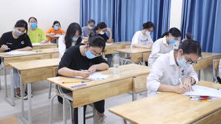 Lùi giờ vào lớp, áp lực học vẫn khó giảm