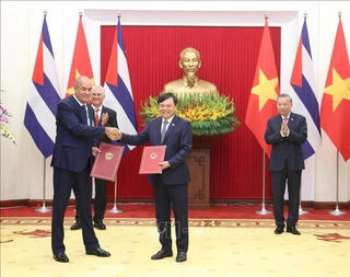 Lãnh đạo cấp cao hai nước Cuba và Việt Nam chứng kiến Lễ trao các Văn kiện hợp tác