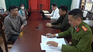 Đang chạy xe máy trên đường, cô gái bất ngờ bị nam thanh niên cướp giật điện thoại