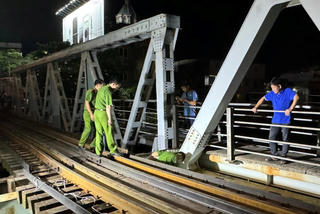 Hải Phòng: Tàu chở hàng đâm biến dạng ray cầu Quay