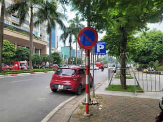 Hà Nội: Nhiều tuyến phố đặt biển báo 'cấm đỗ xe' và 'nơi đỗ xe' sát cạnh nhau 