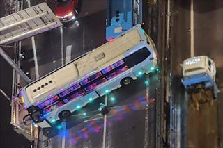 Xe khách mất lái chắn ngang đường, Vành đai 3 ùn tắc nhiều km trong đêm