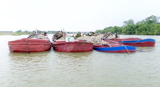 Hà Tĩnh: Công an nổ súng trấn áp các đối tượng dùng sà lan hút cát trái phép