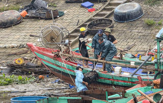 Thủ tướng yêu cầu tập trung khắc phục hậu quả bão số 5, khôi phục sản xuất