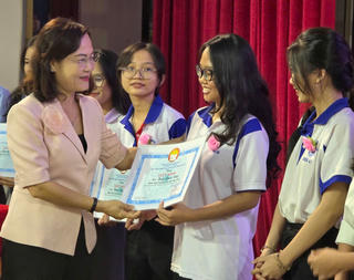 Bạc Liêu: Trao 400 suất học bổng cho học sinh, sinh viên vượt khó học giỏi