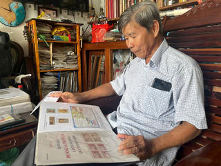 Lão nông miền Tây với bộ sưu tập tem thư độc đáo