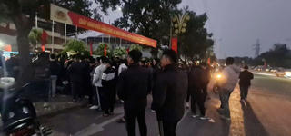 Cổ động viên trắng đêm xếp hàng mua vé trận Việt Nam - Singapore