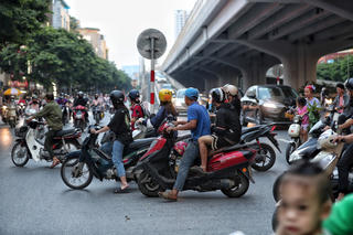 Hà Nội: Nhiều người liều lĩnh tạt đầu ô tô, đi ngược chiều