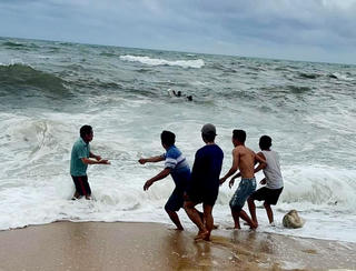 Cứu thành công 3 ngư dân gặp nạn lênh đênh trên biển