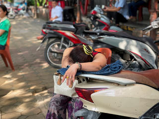 Ngày đầu thi tốt nghiệp THPT 2025: Phụ huynh ngủ gục đợi chờ con