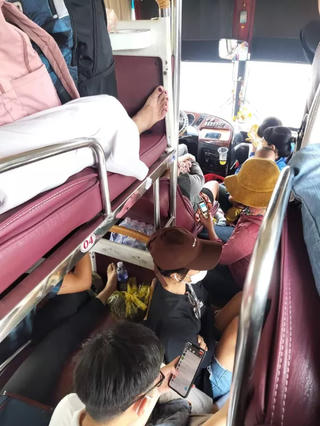 Kinh hãi xe 46 chỗ chở 71 người