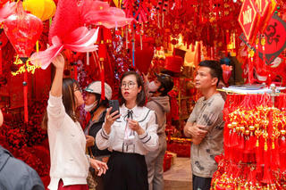 Hà Nội: Phố Hàng Mã rực rỡ sắc màu dịp cận Tết