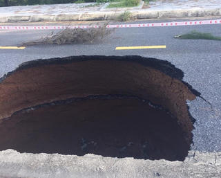 Quảng Bình: Xuất hiện hố sâu 4 mét trên đường ven biển