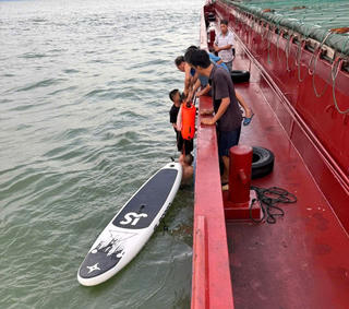 2 bố con bị sóng đánh trôi dạt 13 giờ trên biển