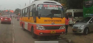 Hà Tĩnh: Phạt hành chính, tước bằng lái đối với tài xế xe buýt chạy ngược chiều