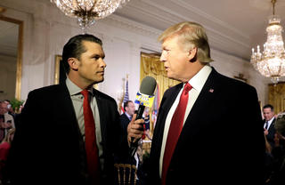 Ông Trump chọn cựu quân nhân lục quân - người dẫn chương trình Fox News Pete Hegseth làm Bộ trưởng Quốc phòng