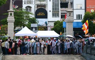 Xếp hàng chiêm bái Xá lợi Trái tim Bồ tát Thích Quảng Đức