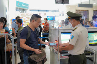 Nhiều hành khách sử dụng VNeID làm thủ tục đi máy bay trong ngày đầu triển khai