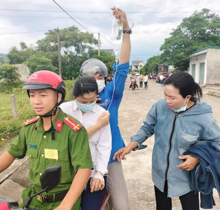 Những khoảnh khắc đẹp, xúc động tại kỳ thi THPT ở Hà Tĩnh