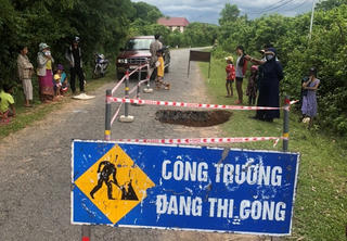 Xuất hiện ‘hố tử thần’ tại Quảng Trị, người đi đường khiếp vía