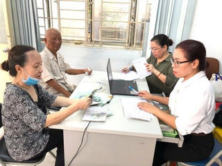 Vì sao một số người dân chậm nhận lương hưu?