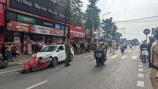 Xe taxi tông hàng loạt phương tiện đứng chờ đèn đỏ, nhiều người nhập viện