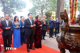 Chủ tịch nước cùng đại biểu kiều bào dâng hương tại Hoàng thành Thăng Long