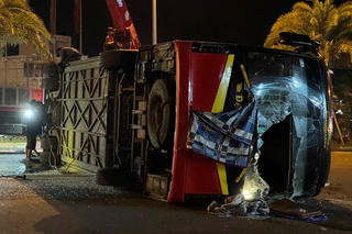 Xe tải va chạm khiến xe khách bị lật, 13 người bị thương