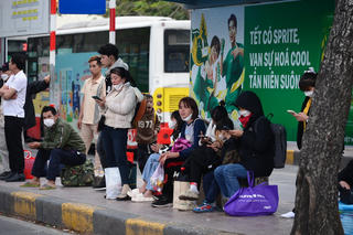 Bến xe tấp nập người quay trở lại Thủ đô sau kỳ nghỉ Tết