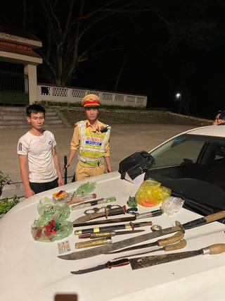 Phát hiện nhiều 'hàng lạnh' và còng số 8 trên xe khách 