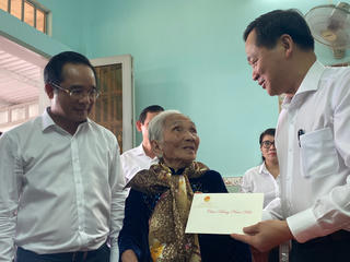 Phó Thủ tướng Lê Minh Khái chúc tết sớm Mẹ Việt Nam Anh hùng