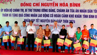Ủy viên Bộ Chính trị Nguyễn Hòa Bình thăm và tặng quà Tết tại Bình Định và Phú Yên