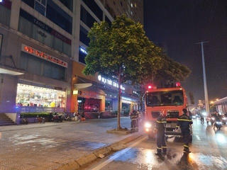 Hà Nội: Cháy căn hộ chung cư trong đêm, người dân hoảng loạn tháo chạy