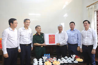 Chủ tịch Đỗ Văn Chiến thăm, tặng quà các gia đình có công tại Hải Phòng